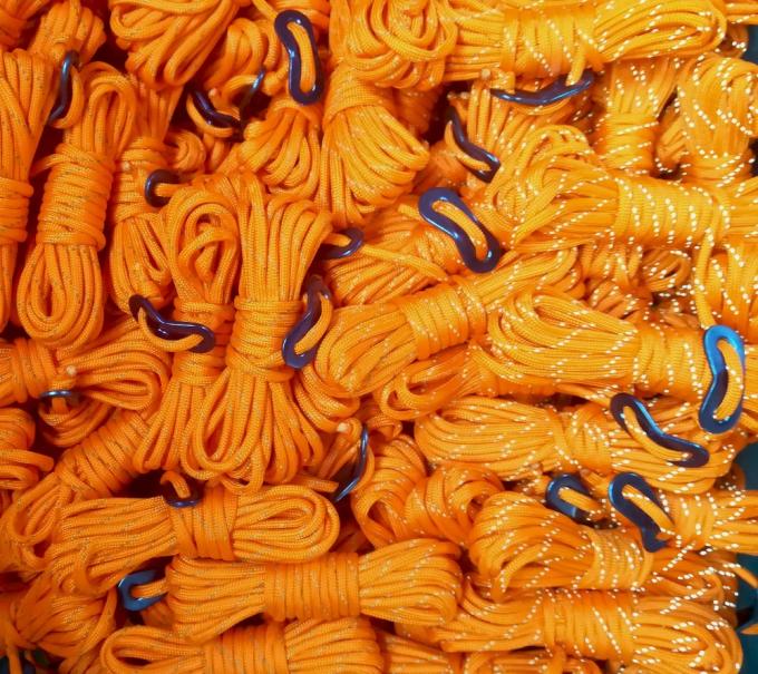 La cuerda reflexiva de nylon 550lbs Guyline de la tienda brilla intensamente en El T&T oscuro 0